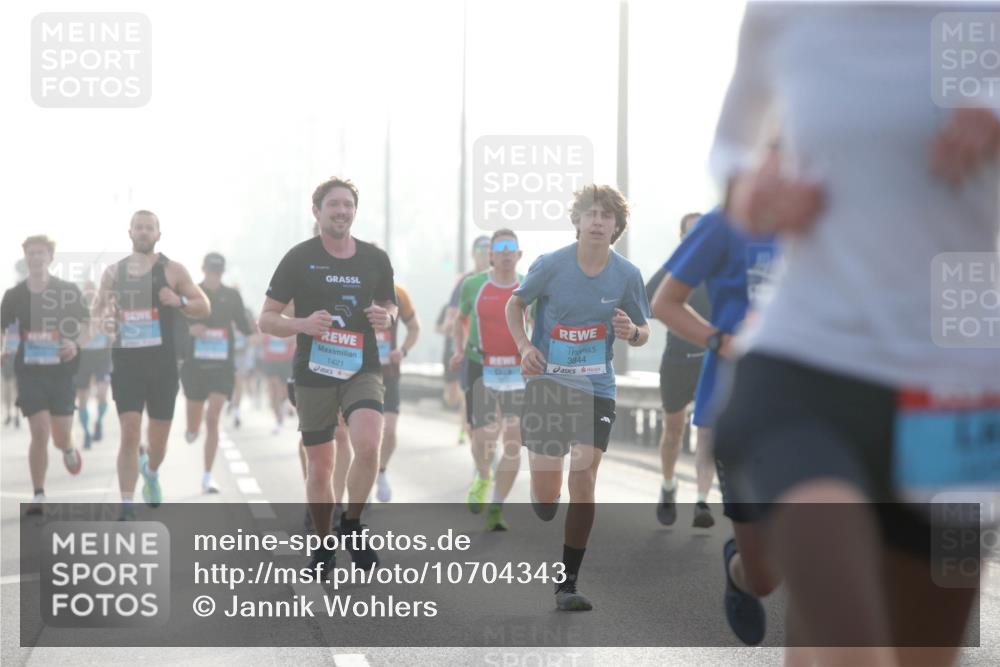 03.10.2026 - Köhlbrandbrückenlauf Jannik Wohlers http://msf.ph/oto/10704343 03.10.2026 09:14:28 Position 3 1421, 3844 meine-sportfotos.de