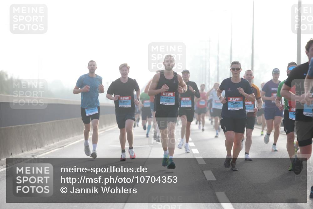 03.10.2026 - Köhlbrandbrückenlauf Jannik Wohlers http://msf.ph/oto/10704353 03.10.2026 09:14:30 Position 3 2365, 1952, 2140 meine-sportfotos.de