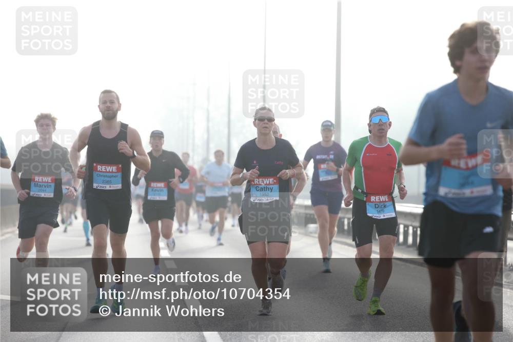 03.10.2026 - Köhlbrandbrückenlauf Jannik Wohlers http://msf.ph/oto/10704354 03.10.2026 09:14:31 Position 3 2365, 2044, 1952, 1479 meine-sportfotos.de