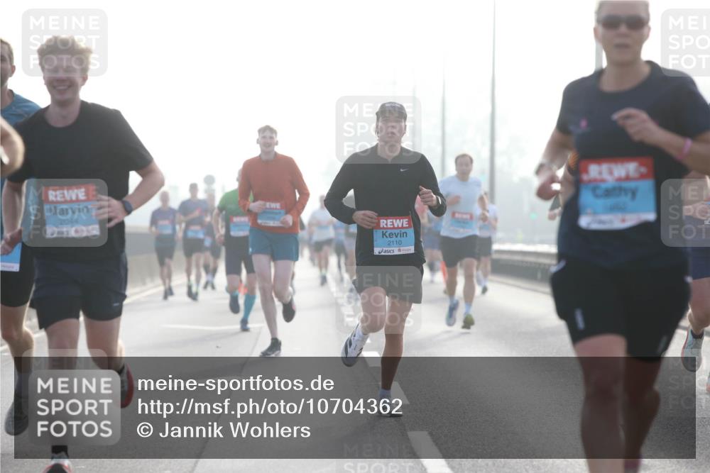 03.10.2026 - Köhlbrandbrückenlauf Jannik Wohlers http://msf.ph/oto/10704362 03.10.2026 09:14:34 Position 3 2044, 2110 meine-sportfotos.de