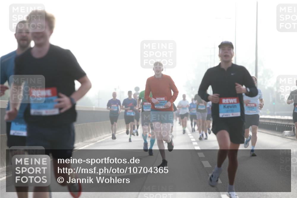 03.10.2026 - Köhlbrandbrückenlauf Jannik Wohlers http://msf.ph/oto/10704365 03.10.2026 09:14:34 Position 3 1008, 2110 meine-sportfotos.de