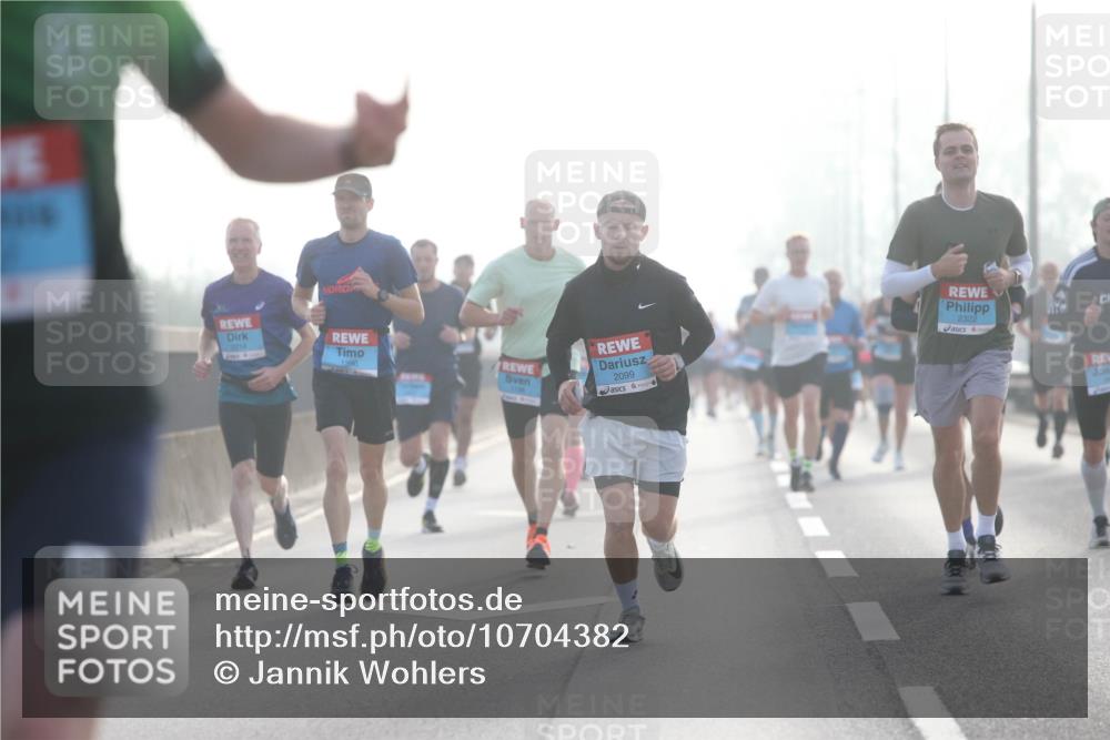 03.10.2026 - Köhlbrandbrückenlauf Jannik Wohlers http://msf.ph/oto/10704382 03.10.2026 09:14:42 Position 3 16, 1396, 2099, 2322 meine-sportfotos.de