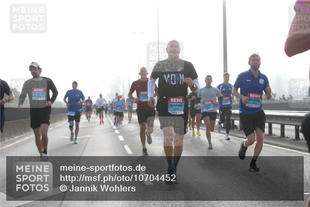 03.10.2026 - Köhlbrandbrückenlauf Jannik Wohlers http://msf.ph/oto/10704452 03.10.2026 09:15:06 Position 3 2137, 2189, 1829 meine-sportfotos.de