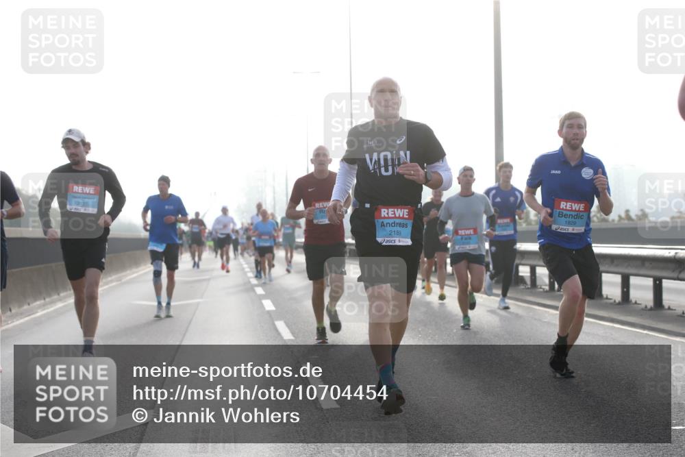 03.10.2026 - Köhlbrandbrückenlauf Jannik Wohlers http://msf.ph/oto/10704454 03.10.2026 09:15:06 Position 3 2137, 2189, 1829 meine-sportfotos.de