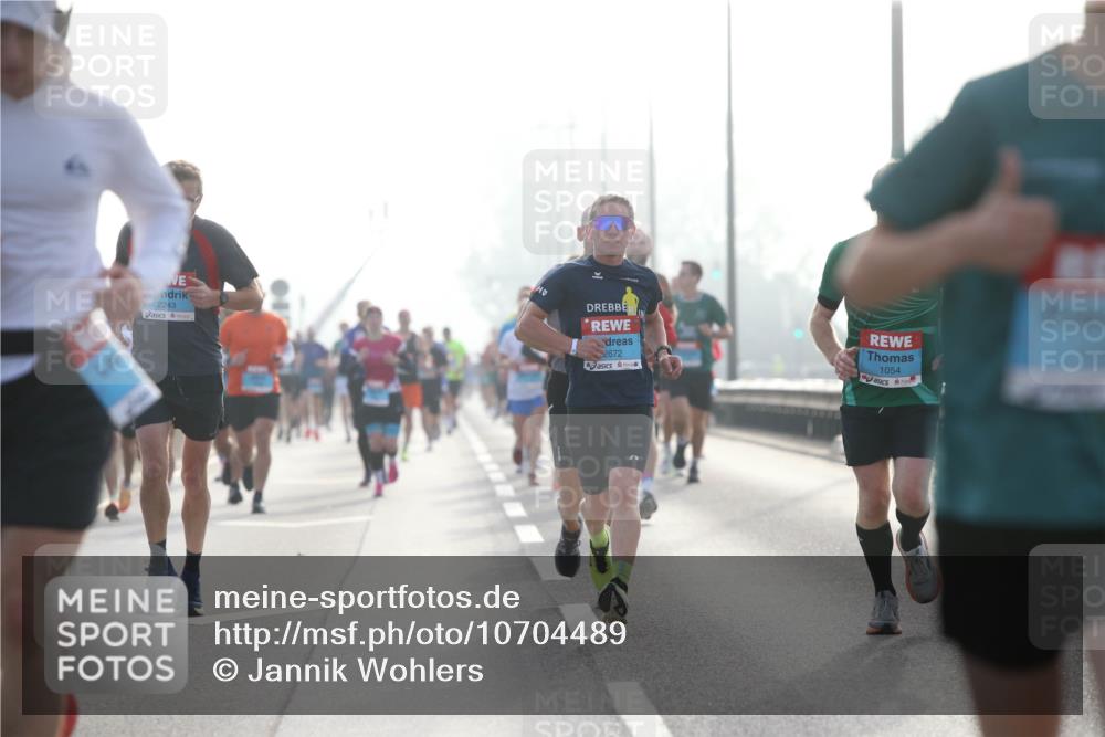 03.10.2026 - Köhlbrandbrückenlauf Jannik Wohlers http://msf.ph/oto/10704489 03.10.2026 09:15:14 Position 3 2243, 2672, 1054 meine-sportfotos.de