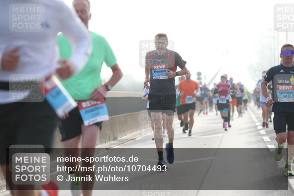 03.10.2026 - Köhlbrandbrückenlauf Jannik Wohlers http://msf.ph/oto/10704493 03.10.2026 09:15:15 Position 3 2243, 2672 meine-sportfotos.de