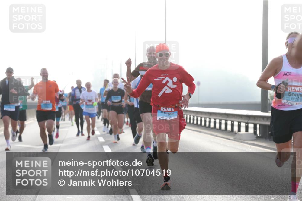 03.10.2026 - Köhlbrandbrückenlauf Jannik Wohlers http://msf.ph/oto/10704519 03.10.2026 09:15:20 Position 3 1, 1370, 1179 meine-sportfotos.de
