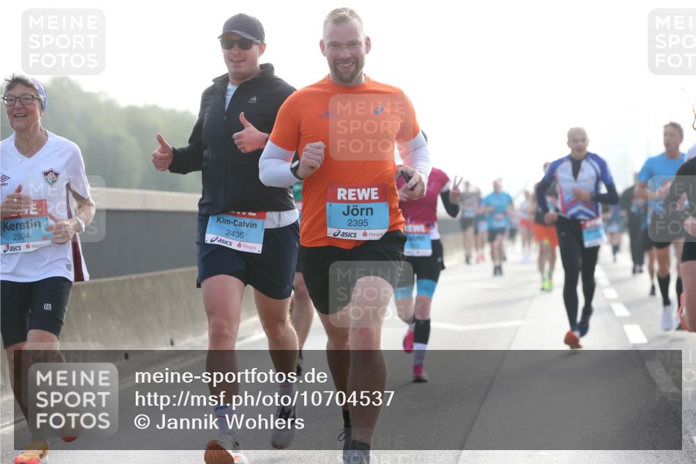 03.10.2026 - Köhlbrandbrückenlauf Jannik Wohlers http://msf.ph/oto/10704537 03.10.2026 09:15:23 Position 3 2394, 2436, 2395 meine-sportfotos.de