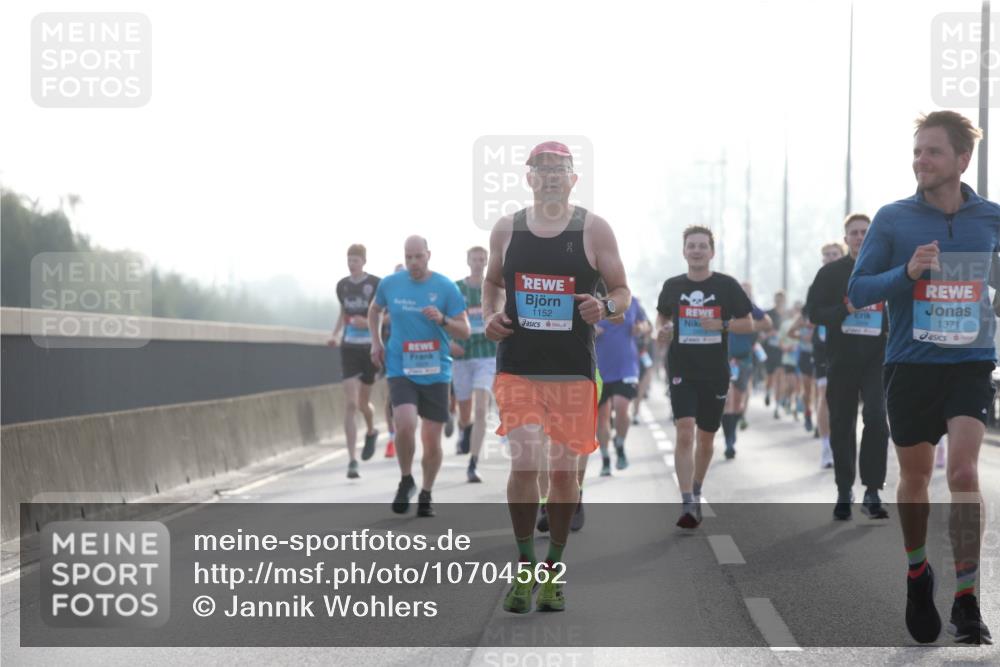 03.10.2026 - Köhlbrandbrückenlauf Jannik Wohlers http://msf.ph/oto/10704562 03.10.2026 09:15:29 Position 3 1152, 1371 meine-sportfotos.de