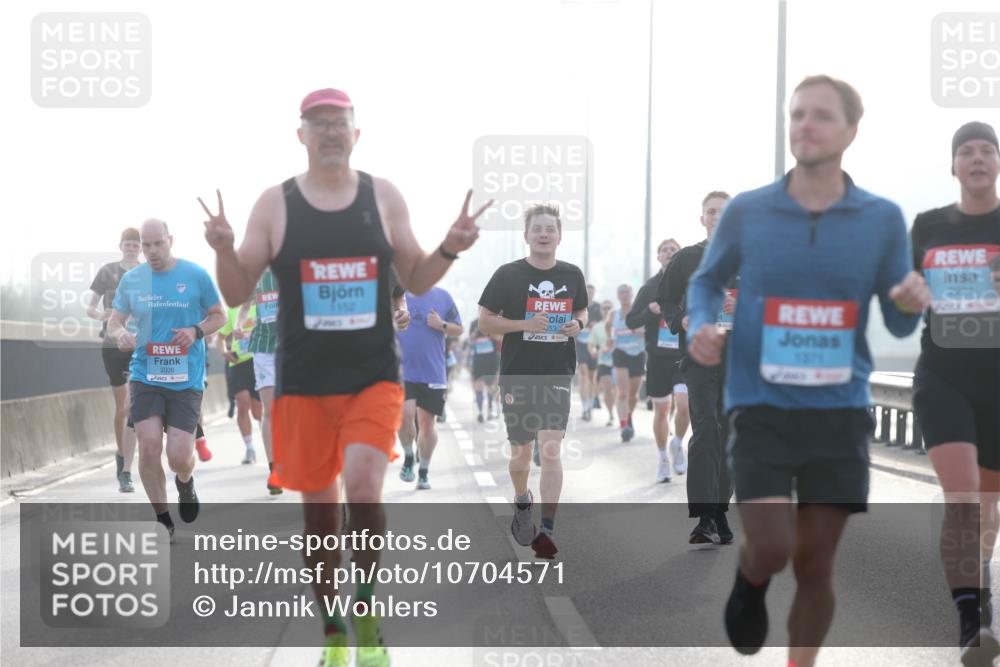 03.10.2026 - Köhlbrandbrückenlauf Jannik Wohlers http://msf.ph/oto/10704571 03.10.2026 09:15:30 Position 3 2006, 1152, 53, 1371, 2224 meine-sportfotos.de