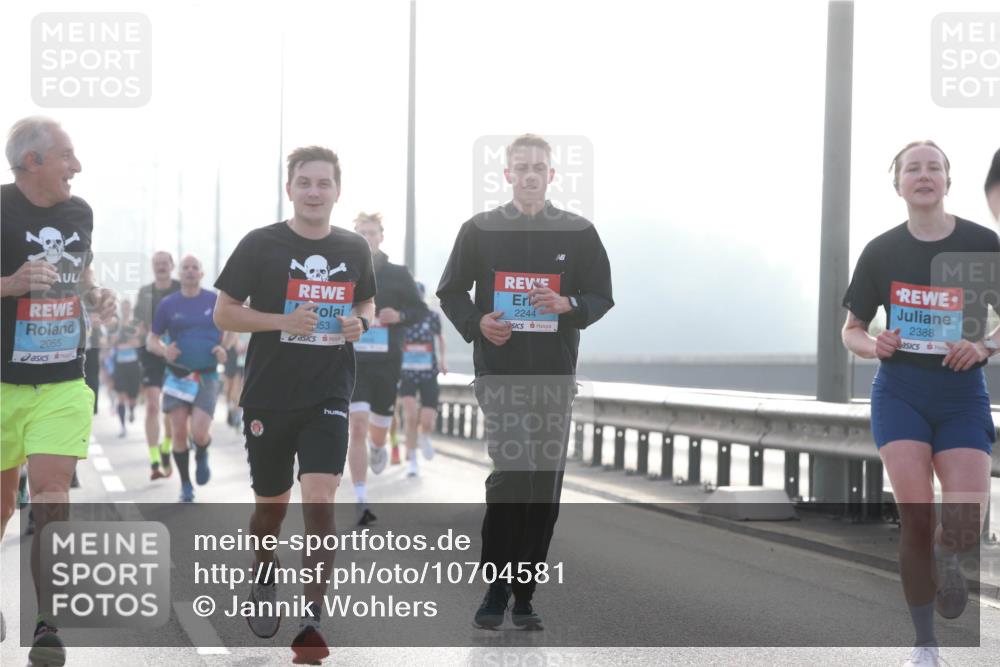 03.10.2026 - Köhlbrandbrückenlauf Jannik Wohlers http://msf.ph/oto/10704581 03.10.2026 09:15:32 Position 3 2055, 53, 2244, 2388 meine-sportfotos.de