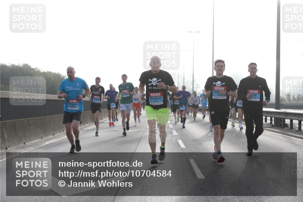 03.10.2026 - Köhlbrandbrückenlauf Jannik Wohlers http://msf.ph/oto/10704584 03.10.2026 09:15:33 Position 3 2055, 2053 meine-sportfotos.de