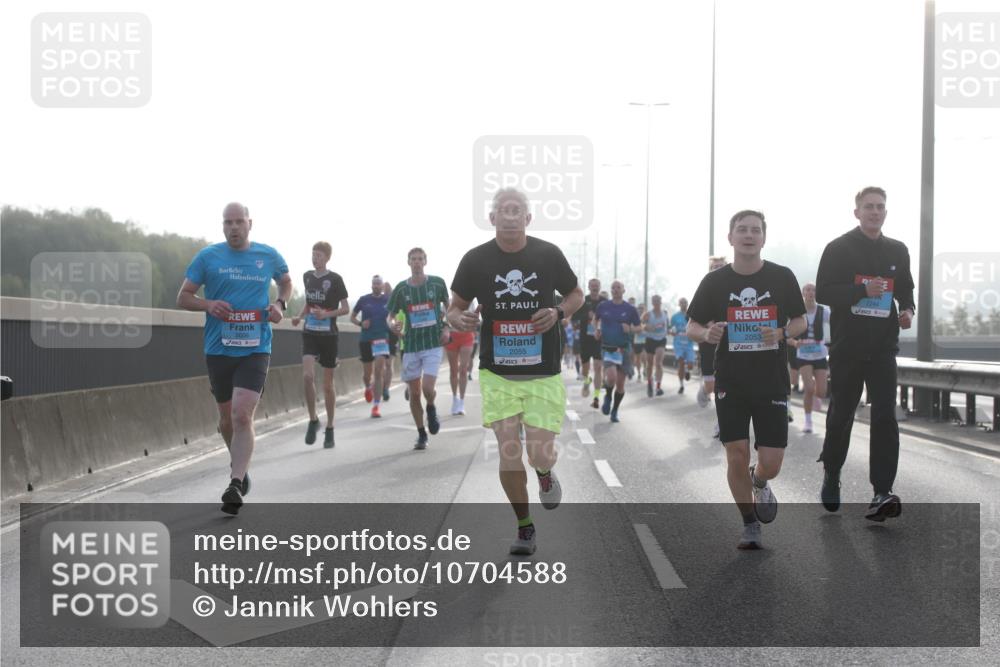 03.10.2026 - Köhlbrandbrückenlauf Jannik Wohlers http://msf.ph/oto/10704588 03.10.2026 09:15:33 Position 3 2006, 2055, 2244, 2053 meine-sportfotos.de