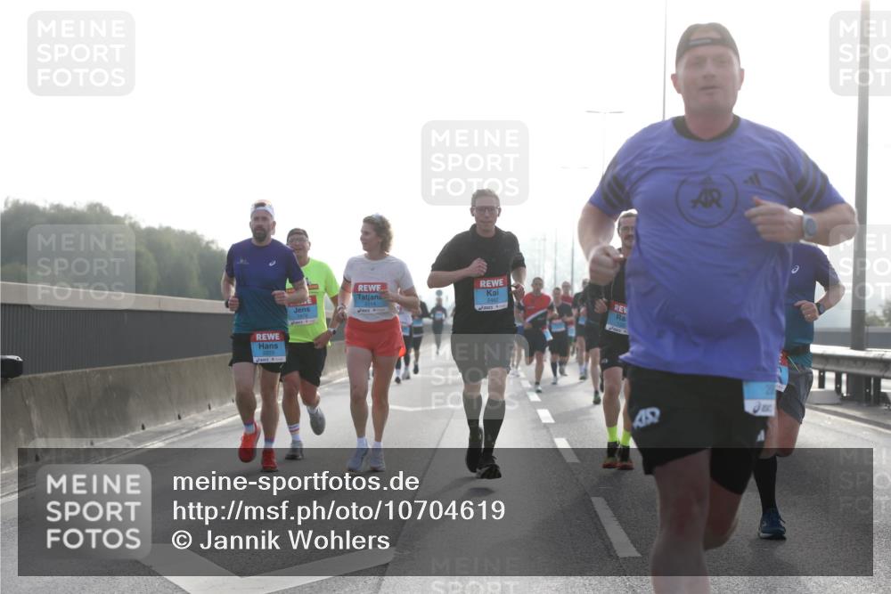 03.10.2026 - Köhlbrandbrückenlauf Jannik Wohlers http://msf.ph/oto/10704619 03.10.2026 09:15:38 Position 3 2014, 2462, 8800 meine-sportfotos.de