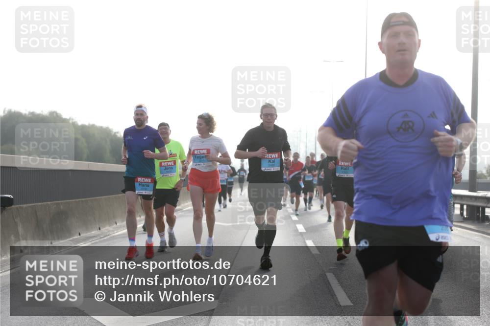 03.10.2026 - Köhlbrandbrückenlauf Jannik Wohlers http://msf.ph/oto/10704621 03.10.2026 09:15:38 Position 3 2270, 2015 meine-sportfotos.de
