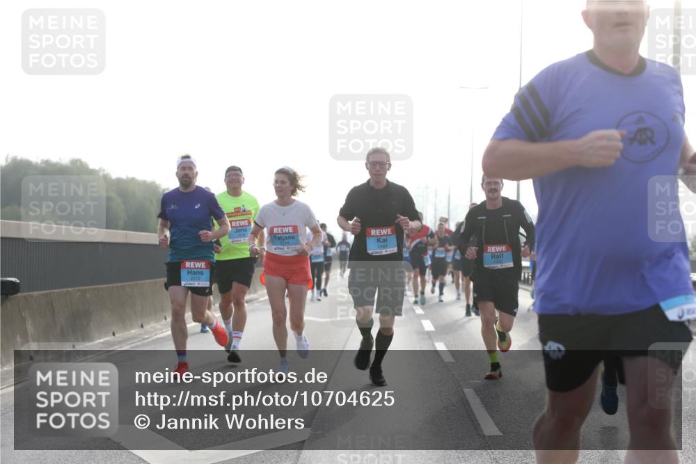 03.10.2026 - Köhlbrandbrückenlauf Jannik Wohlers http://msf.ph/oto/10704625 03.10.2026 09:15:38 Position 3 2270, 2014, 2462 meine-sportfotos.de
