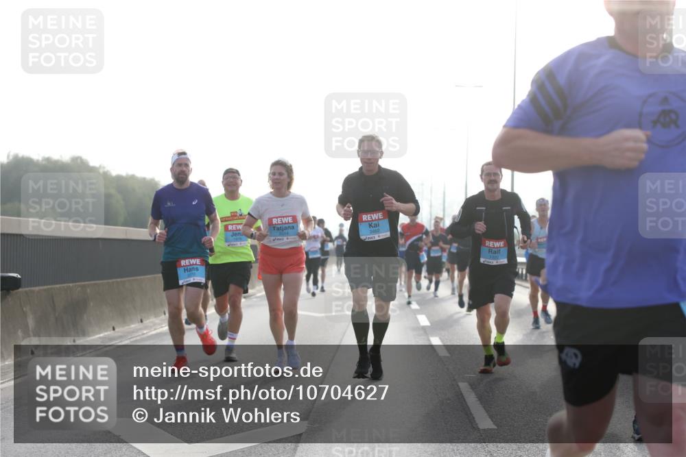 03.10.2026 - Köhlbrandbrückenlauf Jannik Wohlers http://msf.ph/oto/10704627 03.10.2026 09:15:38 Position 3 2270, 2014, 2462 meine-sportfotos.de