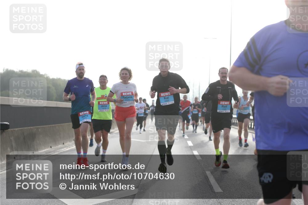 03.10.2026 - Köhlbrandbrückenlauf Jannik Wohlers http://msf.ph/oto/10704630 03.10.2026 09:15:38 Position 3 2014, 2462, 2270 meine-sportfotos.de