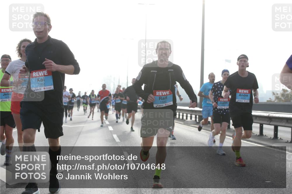 03.10.2026 - Köhlbrandbrückenlauf Jannik Wohlers http://msf.ph/oto/10704648 03.10.2026 09:15:40 Position 3 1878, 2462, 1320, 2410 meine-sportfotos.de