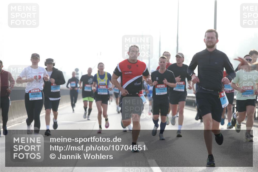 03.10.2026 - Köhlbrandbrückenlauf Jannik Wohlers http://msf.ph/oto/10704651 03.10.2026 09:15:41 Position 3 2382, 2213, 2259 meine-sportfotos.de