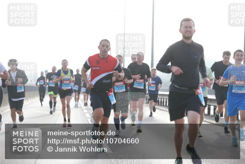 03.10.2026 - Köhlbrandbrückenlauf Jannik Wohlers http://msf.ph/oto/10704660 03.10.2026 09:15:42 Position 3 1343, 2213, 1608, 1229 meine-sportfotos.de