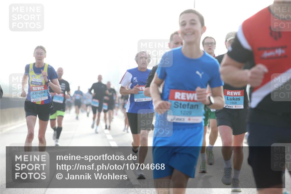 03.10.2026 - Köhlbrandbrückenlauf Jannik Wohlers http://msf.ph/oto/10704668 03.10.2026 09:15:45 Position 3 52, 1343, 1222, 1229, 1608 meine-sportfotos.de