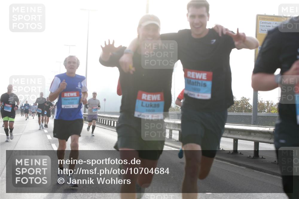 03.10.2026 - Köhlbrandbrückenlauf Jannik Wohlers http://msf.ph/oto/10704684 03.10.2026 09:15:47 Position 3 1222, 1608, 1409 meine-sportfotos.de