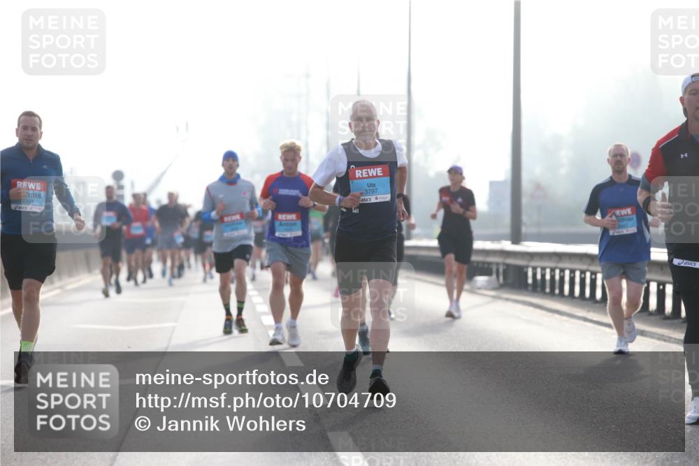 03.10.2026 - Köhlbrandbrückenlauf Jannik Wohlers http://msf.ph/oto/10704709 03.10.2026 09:15:57 Position 3 2361, 3797 meine-sportfotos.de