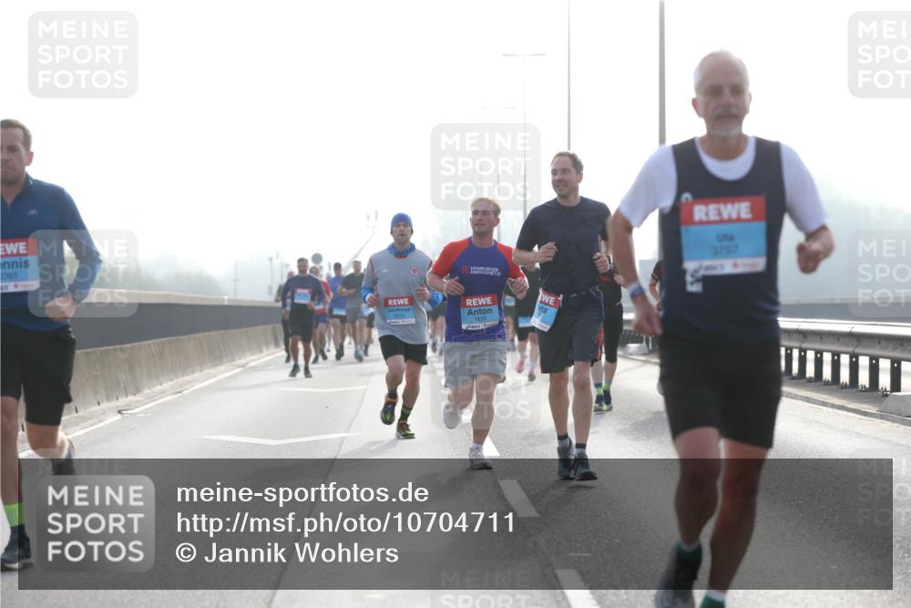 03.10.2026 - Köhlbrandbrückenlauf Jannik Wohlers http://msf.ph/oto/10704711 03.10.2026 09:16:00 Position 3 2361, 1833 meine-sportfotos.de