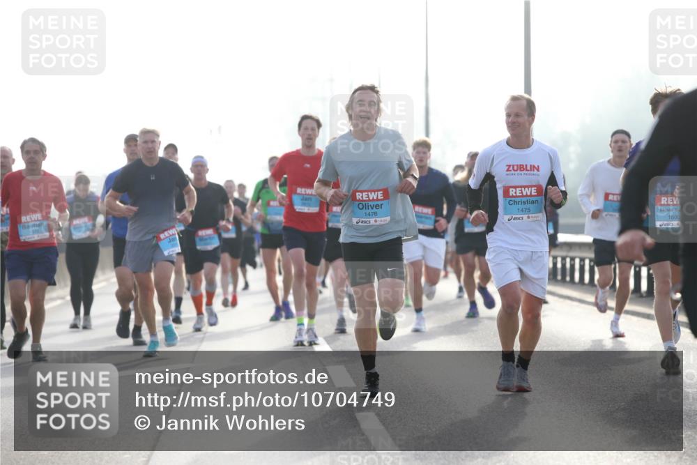03.10.2026 - Köhlbrandbrückenlauf Jannik Wohlers http://msf.ph/oto/10704749 03.10.2026 09:16:09 Position 3 1572, 1476, 1475, 1600 meine-sportfotos.de