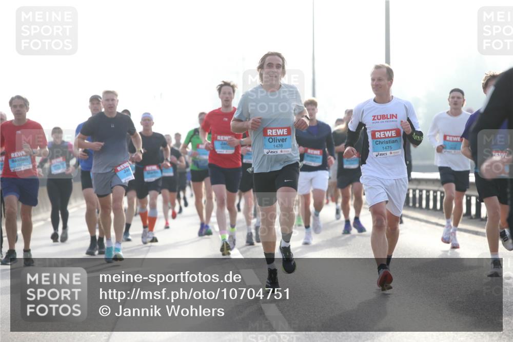 03.10.2026 - Köhlbrandbrückenlauf Jannik Wohlers http://msf.ph/oto/10704751 03.10.2026 09:16:09 Position 3 1572, 1476, 1475 meine-sportfotos.de