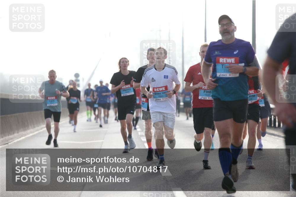 03.10.2026 - Köhlbrandbrückenlauf Jannik Wohlers http://msf.ph/oto/10704817 03.10.2026 09:16:34 Position 3 1640, 1641, 638 meine-sportfotos.de