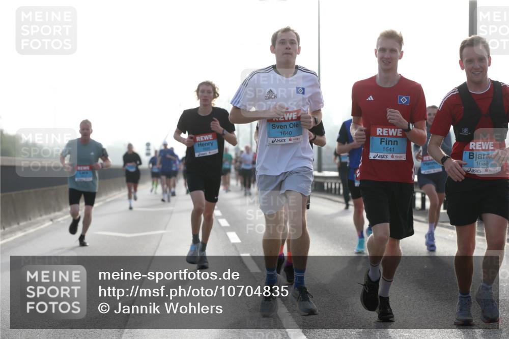 03.10.2026 - Köhlbrandbrückenlauf Jannik Wohlers http://msf.ph/oto/10704835 03.10.2026 09:16:38 Position 3 1640, 1641, 1638 meine-sportfotos.de