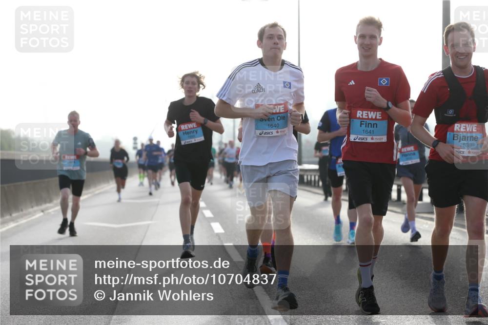 03.10.2026 - Köhlbrandbrückenlauf Jannik Wohlers http://msf.ph/oto/10704837 03.10.2026 09:16:38 Position 3 1640, 1641, 1638 meine-sportfotos.de