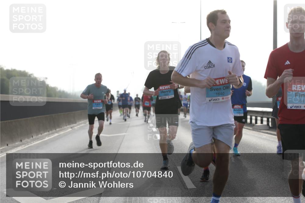03.10.2026 - Köhlbrandbrückenlauf Jannik Wohlers http://msf.ph/oto/10704840 03.10.2026 09:16:39 Position 3 1695, 1640, 1831, 164 meine-sportfotos.de