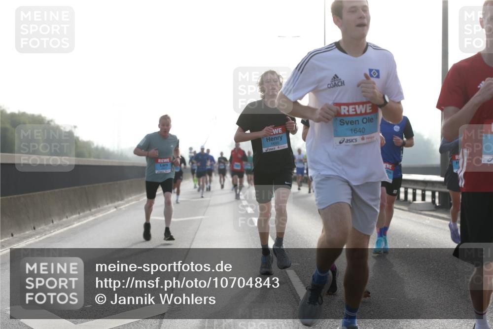 03.10.2026 - Köhlbrandbrückenlauf Jannik Wohlers http://msf.ph/oto/10704843 03.10.2026 09:16:39 Position 3 1695, 1640 meine-sportfotos.de