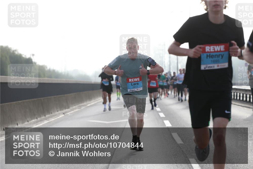 03.10.2026 - Köhlbrandbrückenlauf Jannik Wohlers http://msf.ph/oto/10704844 03.10.2026 09:16:40 Position 3 2617, 1695 meine-sportfotos.de