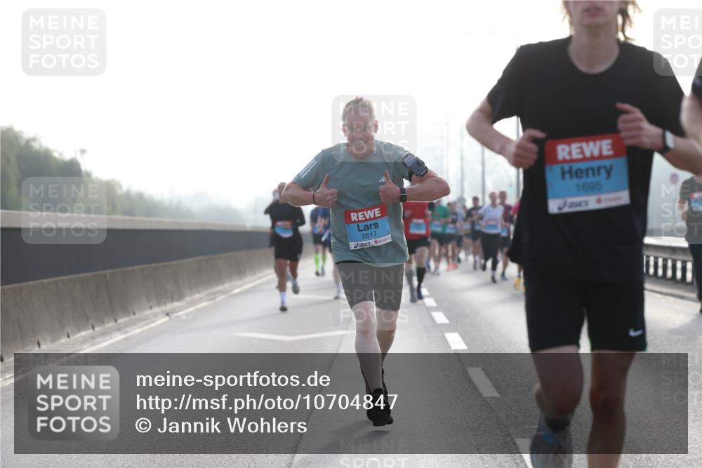 03.10.2026 - Köhlbrandbrückenlauf Jannik Wohlers http://msf.ph/oto/10704847 03.10.2026 09:16:40 Position 3 2617, 1695 meine-sportfotos.de