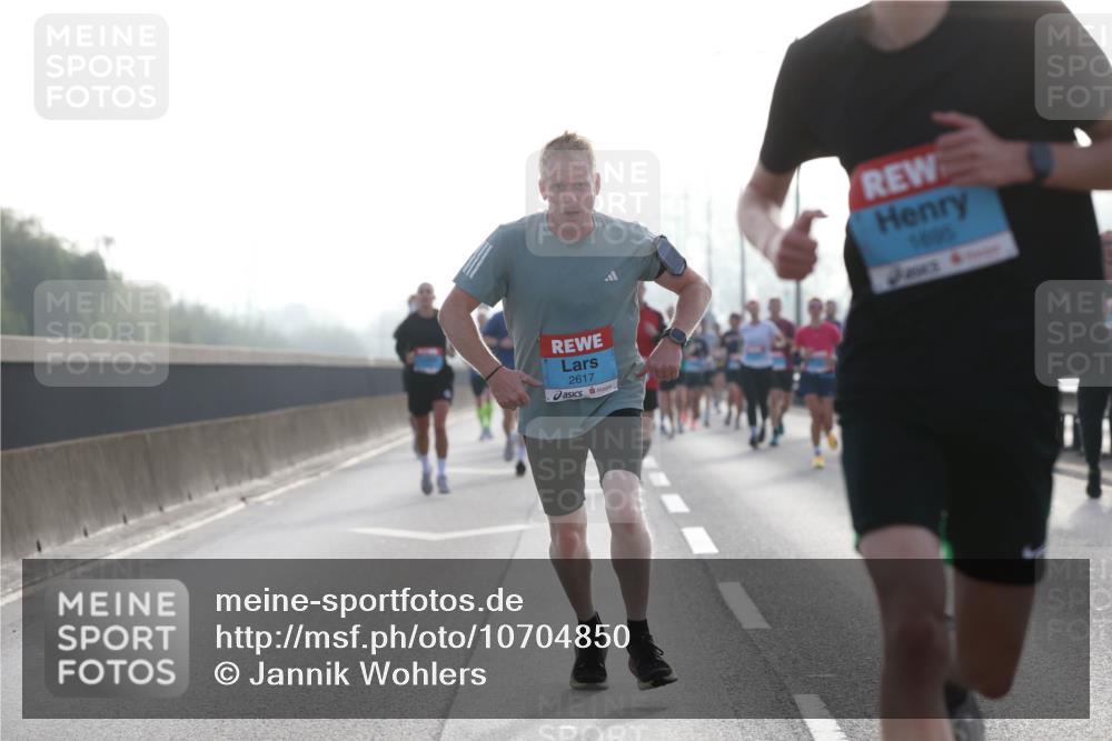 03.10.2026 - Köhlbrandbrückenlauf Jannik Wohlers http://msf.ph/oto/10704850 03.10.2026 09:16:40 Position 3 2617, 1695 meine-sportfotos.de