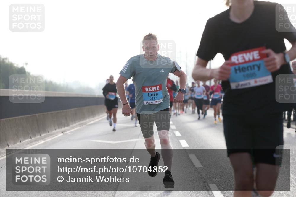 03.10.2026 - Köhlbrandbrückenlauf Jannik Wohlers http://msf.ph/oto/10704852 03.10.2026 09:16:40 Position 3 2617, 1695 meine-sportfotos.de
