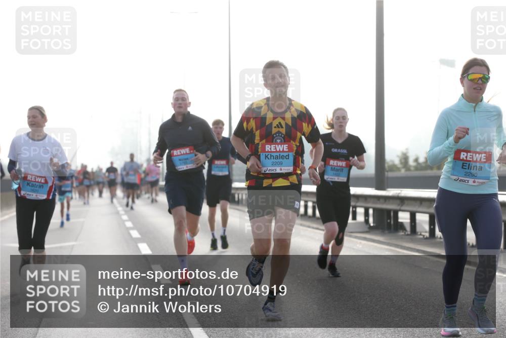 03.10.2026 - Köhlbrandbrückenlauf Jannik Wohlers http://msf.ph/oto/10704919 03.10.2026 09:17:02 Position 3 1620, 3765, 2209, 2290 meine-sportfotos.de