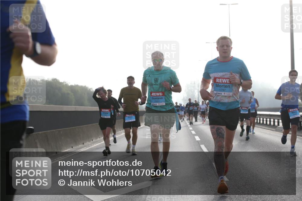 03.10.2026 - Köhlbrandbrückenlauf Jannik Wohlers http://msf.ph/oto/10705042 03.10.2026 09:17:32 Position 3 2351, 1797 meine-sportfotos.de