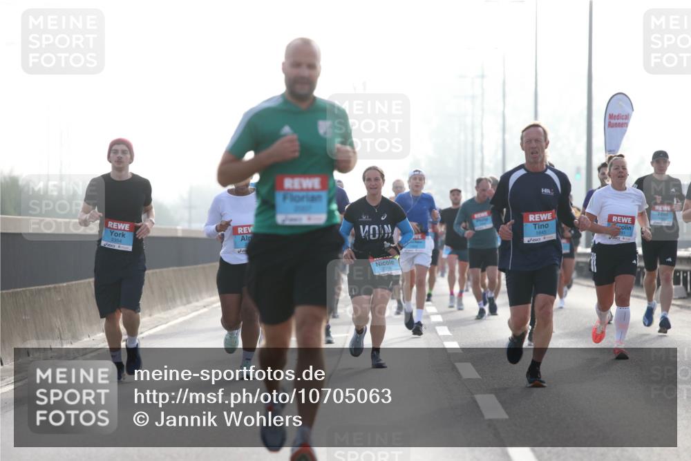 03.10.2026 - Köhlbrandbrückenlauf Jannik Wohlers http://msf.ph/oto/10705063 03.10.2026 09:17:37 Position 3 2354, 2314, 1645 meine-sportfotos.de