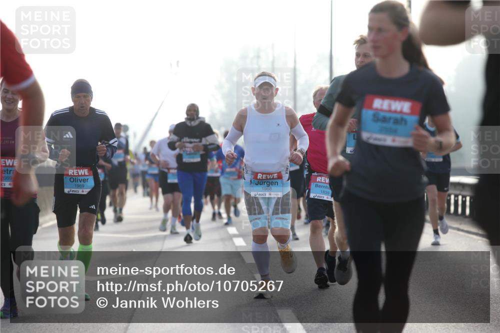 03.10.2026 - Köhlbrandbrückenlauf Jannik Wohlers http://msf.ph/oto/10705267 03.10.2026 09:18:12 Position 3 2, 195, 2669, 1969, 1968, 1839, 111 meine-sportfotos.de