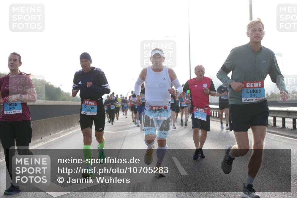 03.10.2026 - Köhlbrandbrückenlauf Jannik Wohlers http://msf.ph/oto/10705283 03.10.2026 09:18:15 Position 3 42, 195, 2669, 1969, 1968, 2495 meine-sportfotos.de