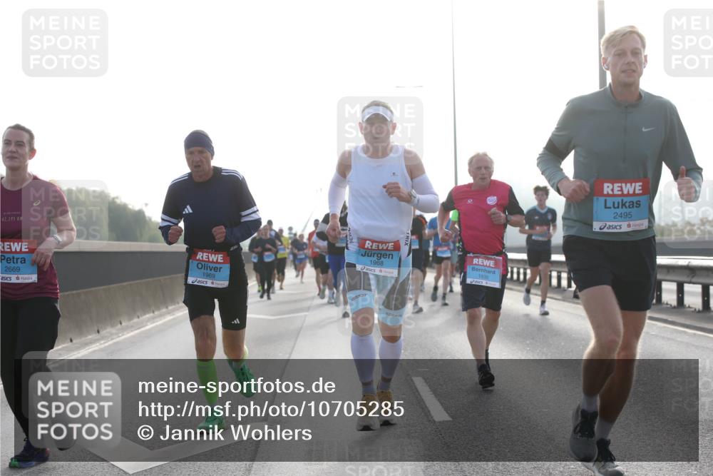 03.10.2026 - Köhlbrandbrückenlauf Jannik Wohlers http://msf.ph/oto/10705285 03.10.2026 09:18:15 Position 3 42, 195, 2669, 1969, 1968, 1839, 2495 meine-sportfotos.de
