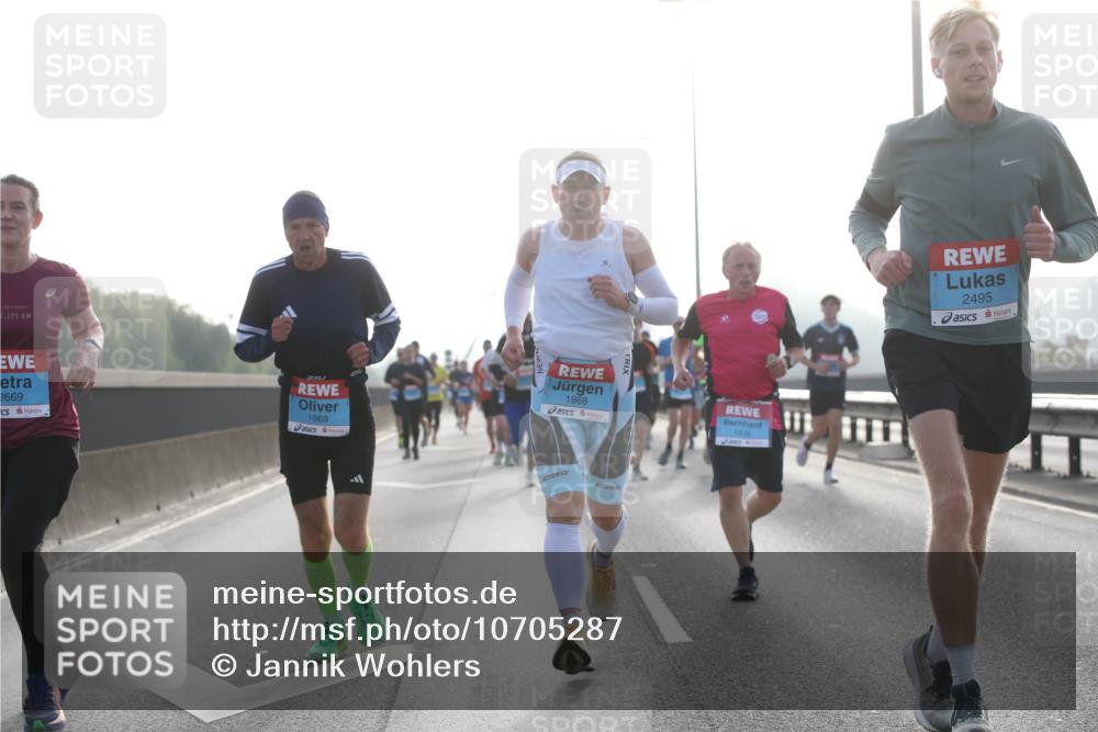 03.10.2026 - Köhlbrandbrückenlauf Jannik Wohlers http://msf.ph/oto/10705287 03.10.2026 09:18:16 Position 3 2, 195, 2669, 1969, 1968, 1839, 2495 meine-sportfotos.de