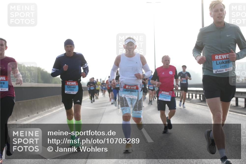 03.10.2026 - Köhlbrandbrückenlauf Jannik Wohlers http://msf.ph/oto/10705289 03.10.2026 09:18:16 Position 3 95, 69, 1969, 1968, 1839, 2495 meine-sportfotos.de