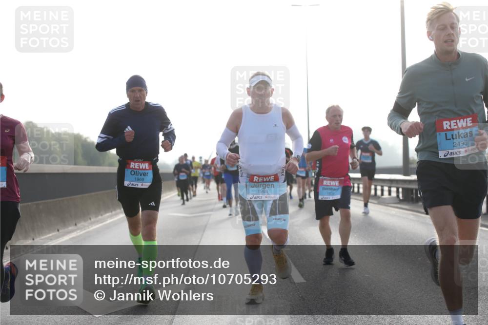 03.10.2026 - Köhlbrandbrückenlauf Jannik Wohlers http://msf.ph/oto/10705293 03.10.2026 09:18:16 Position 3 1969, 1968, 2495 meine-sportfotos.de