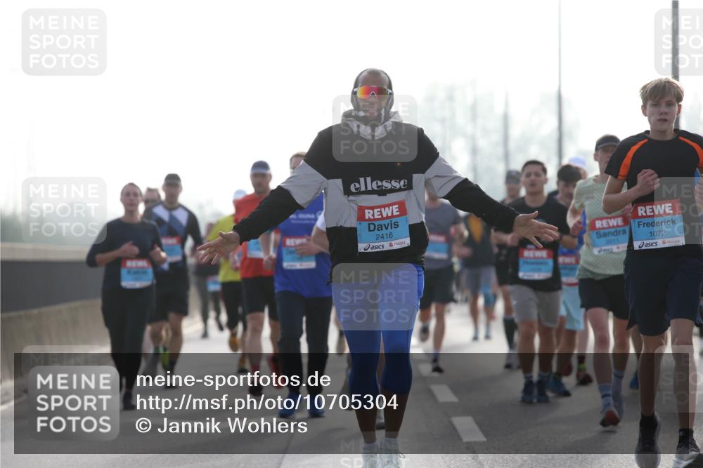 03.10.2026 - Köhlbrandbrückenlauf Jannik Wohlers http://msf.ph/oto/10705304 03.10.2026 09:18:17 Position 3 2416, 2011, 1072 meine-sportfotos.de